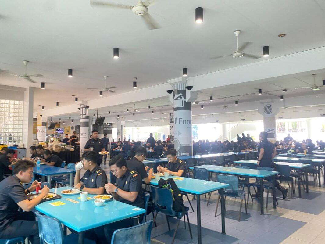 Super crowded canteen with low rent 