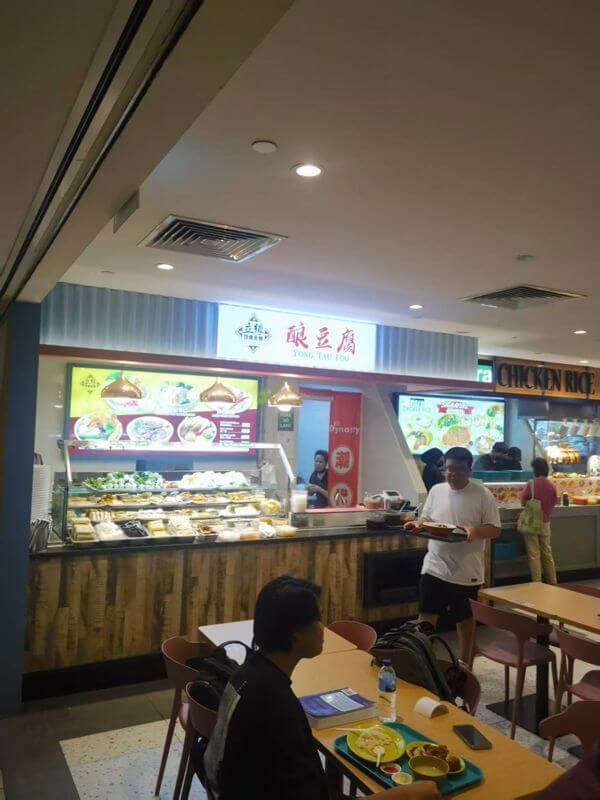 转让正常经营的冷气食阁档口 For transfer: A fully operating air-conditioned food court stall, conveniently located near a subway station, surrounded by universities.