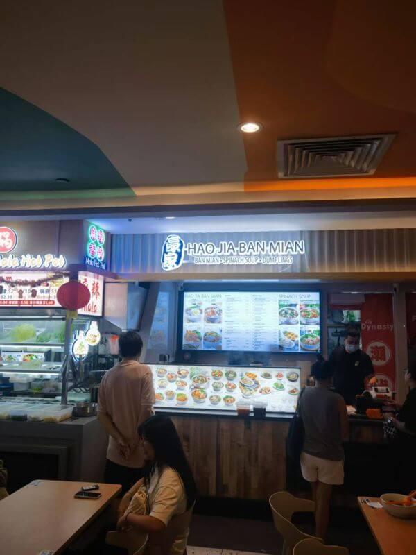 转让正常经营的冷气食阁档口 For transfer: A fully operating air-conditioned food court stall, conveniently located near a subway station, surrounded by universities.