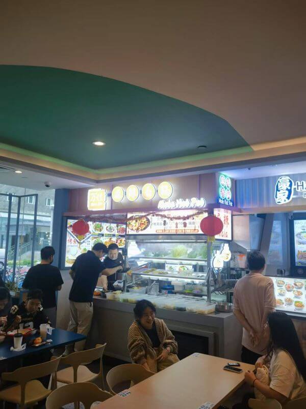 转让正常经营的冷气食阁档口 For transfer: A fully operating air-conditioned food court stall, conveniently located near a subway station, surrounded by universities.
