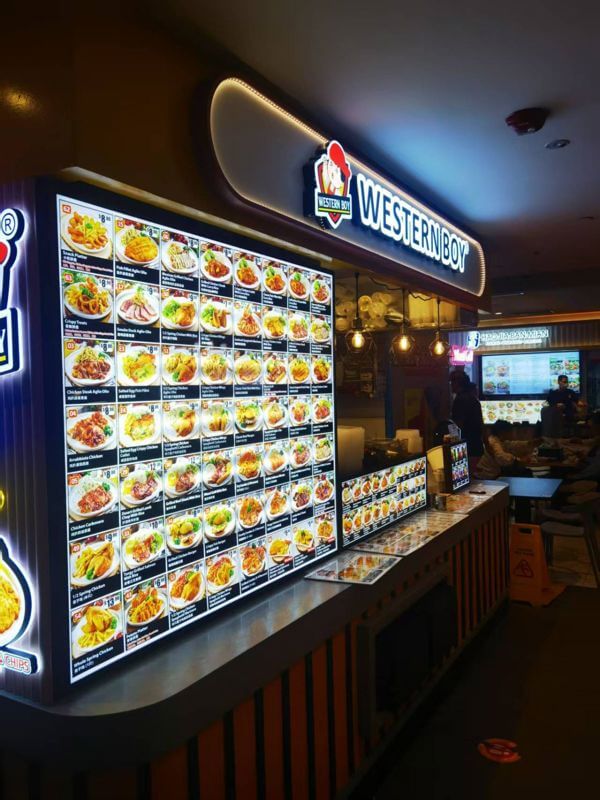 转让正常经营的冷气食阁档口 For transfer: A fully operating air-conditioned food court stall, conveniently located near a subway station, surrounded by universities.