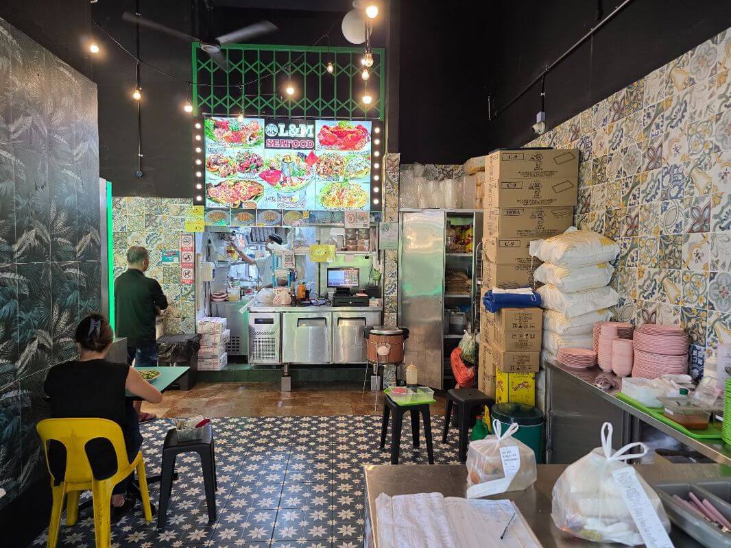 Stall for rent no take over fees and  with existing free equipments.