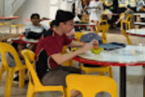 We give S PASS  1)煮炒摊位 2）鸡饭摊位 3）鱼圆面摊位 4）燒蜡摊位 5）西餐摊位 人潮多，租金便宜，价格能谈